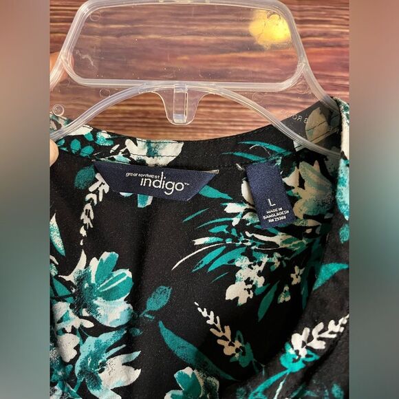 Great Northwest Indigo Flower Sleeveless Button up Shirt. Size Large. - Picture 3 of 5